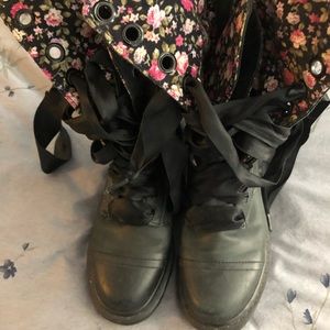 Doc Marten Triumph 1914 grey floral